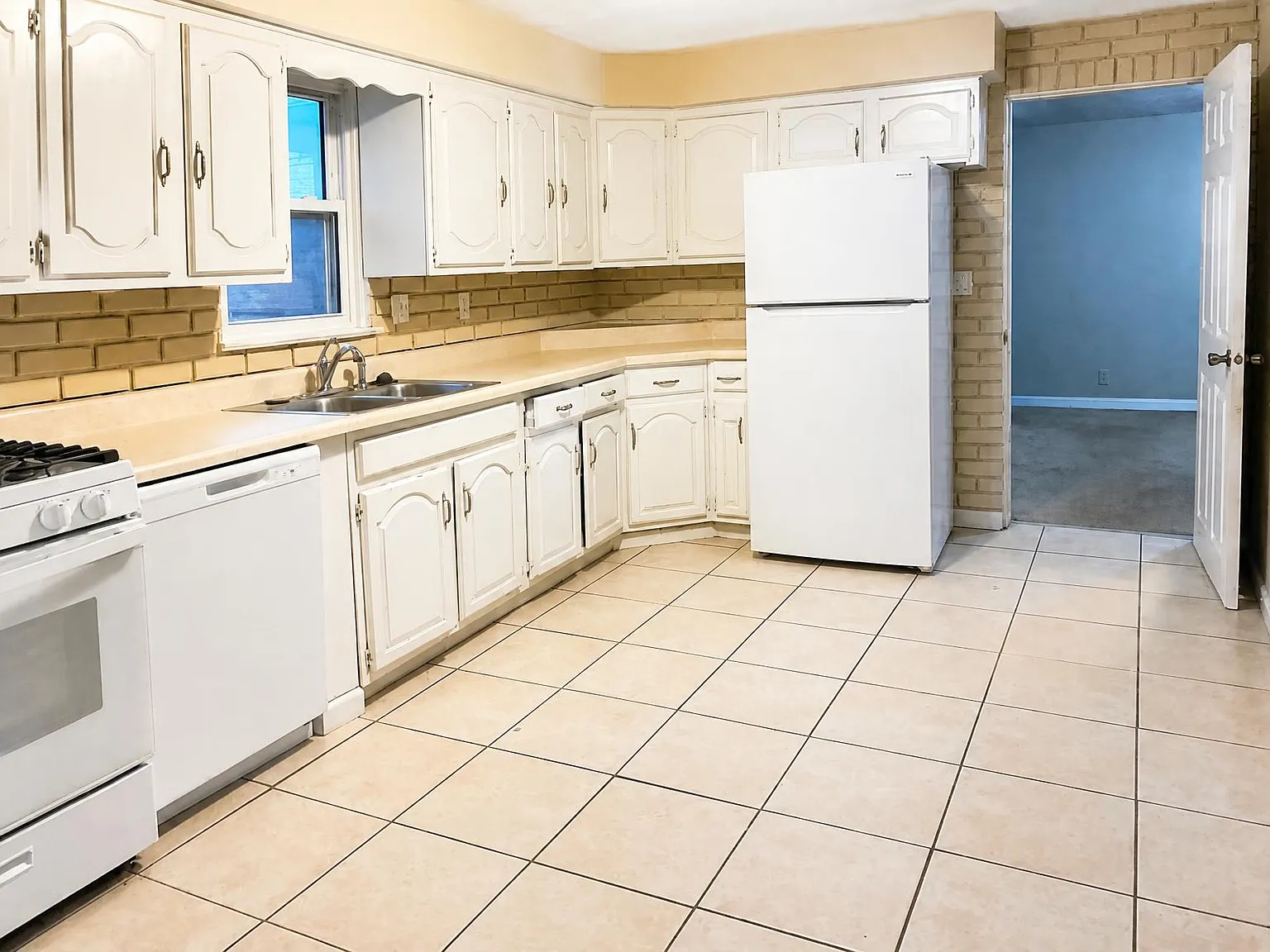 3 bed, 2.0 bath, 1260 sqft, $1,395 — Photo 2