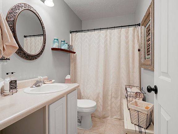 4th image of 866 Valley River Dr