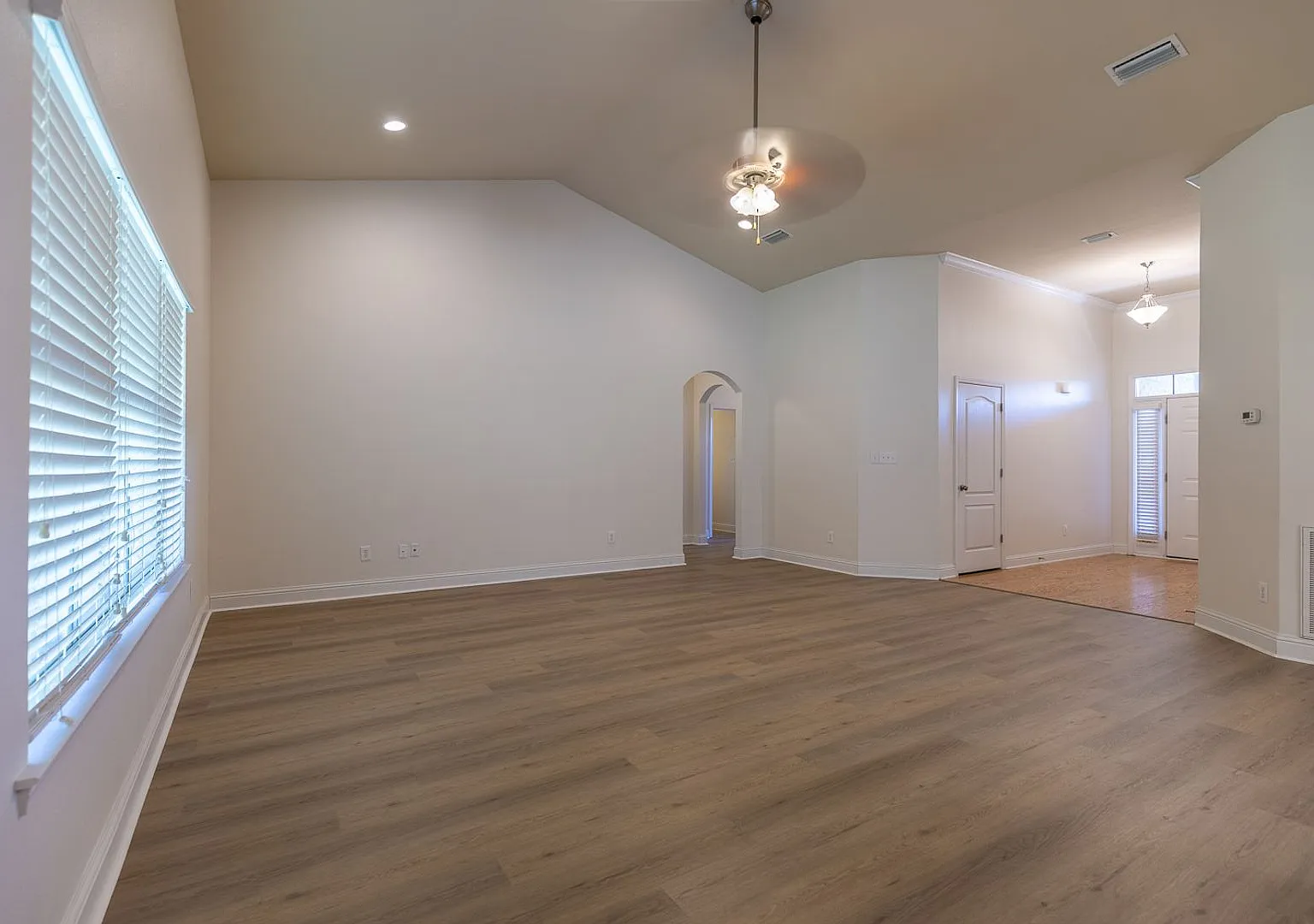 Spacious 3-Bedroom Home in Daphne — Photo 4