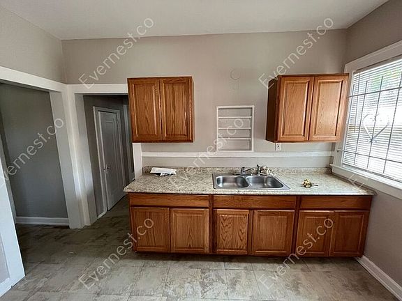 3rd image of 163 Tuxedo St