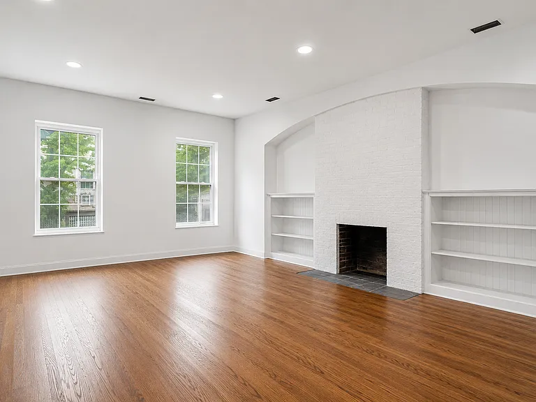 6914 N Sheridan Rd #2 — Photo 2