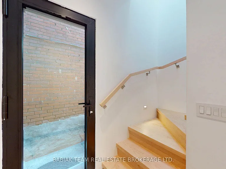 149 Maria St #UPPER — Photo 2