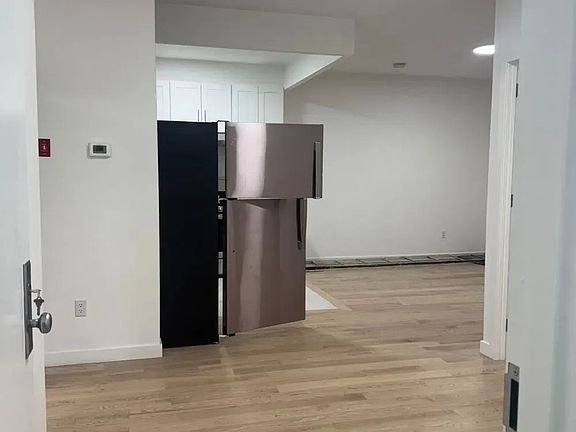 3rd image of 35-50 Crescent St Floor 3