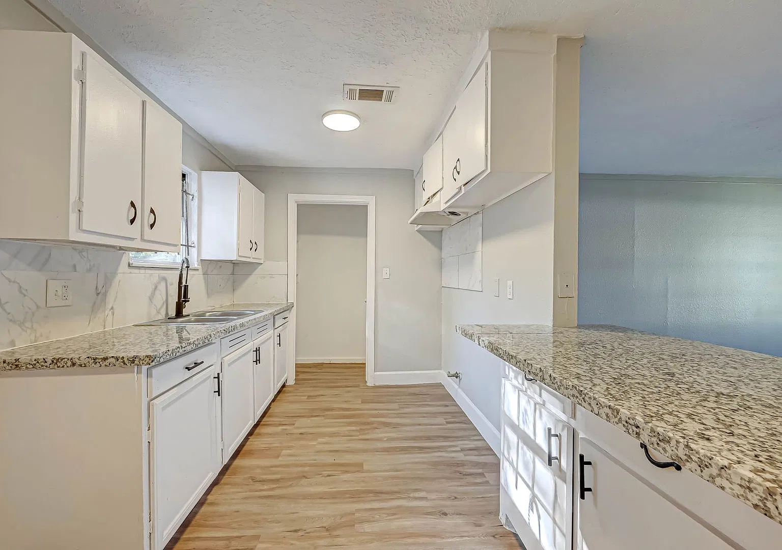 Newly renovated 5 bedrooms/2.5 bathrooms ready for move in! — Photo 2