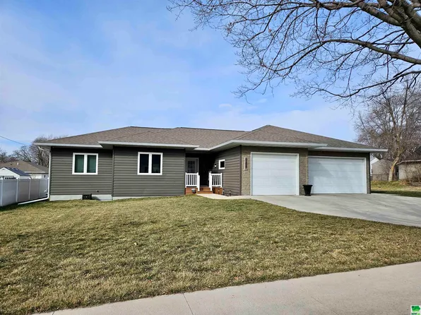 706 Barton St, Storm Lake, IA 50588