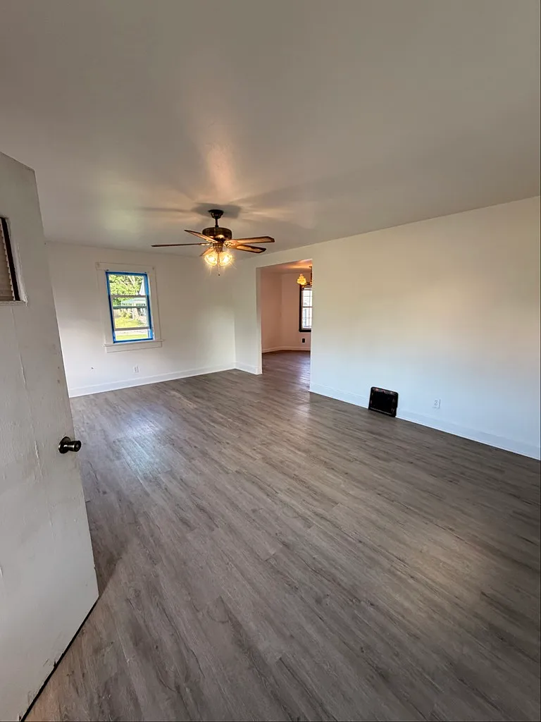 Charming 2-Bed Single-Family Home with Garage and Modern Amenities — Photo 4
