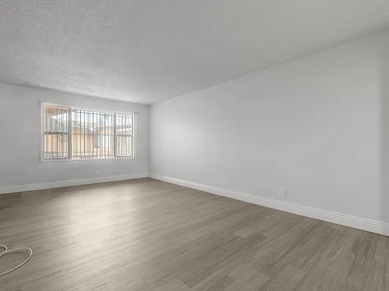 3907 Roxanne Ave — Photo 12
