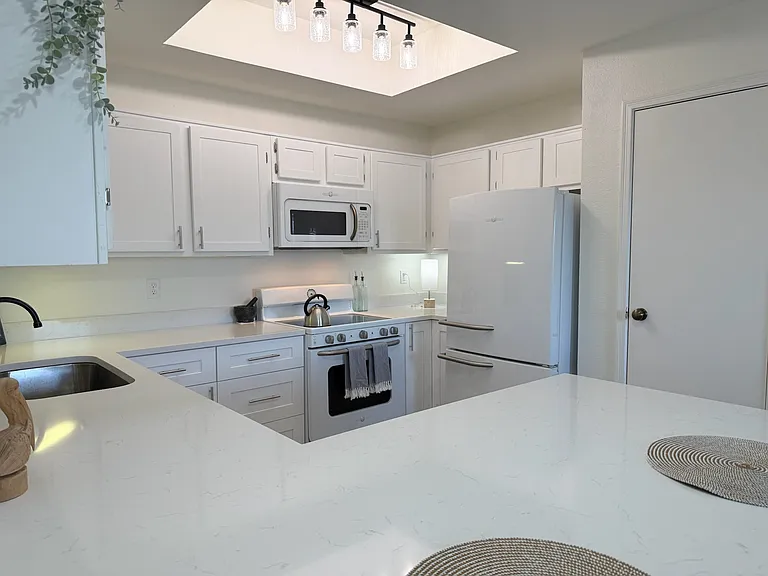 921 Marine Dr — Photo 5