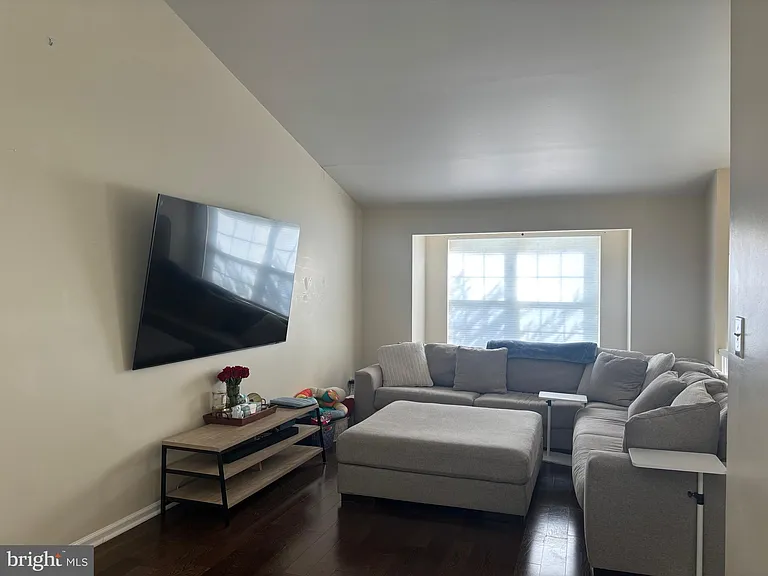 30 Country Ln — Photo 2