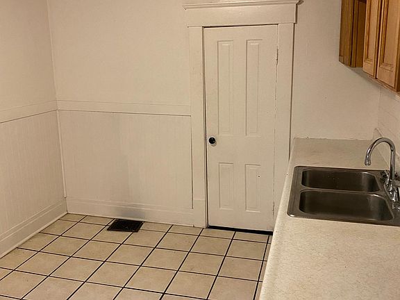3rd image of 646 Crosby St #2