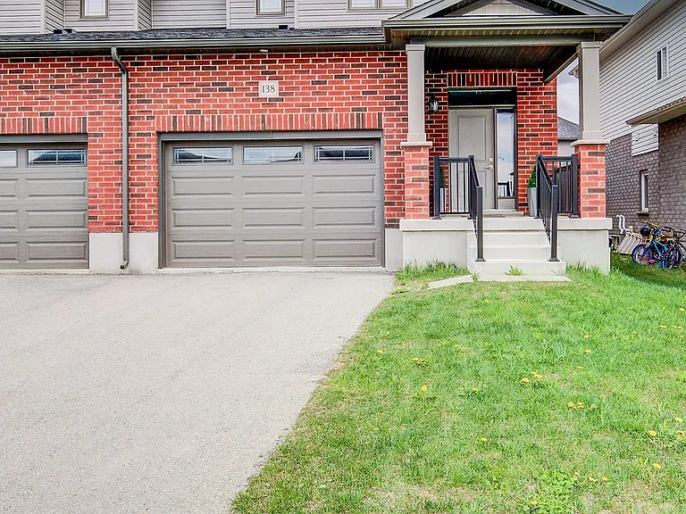 138 Woodberry Cres — Photo 2