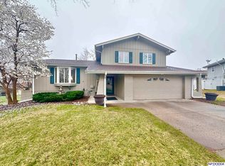 9818 O Cir, Omaha, NE 68127