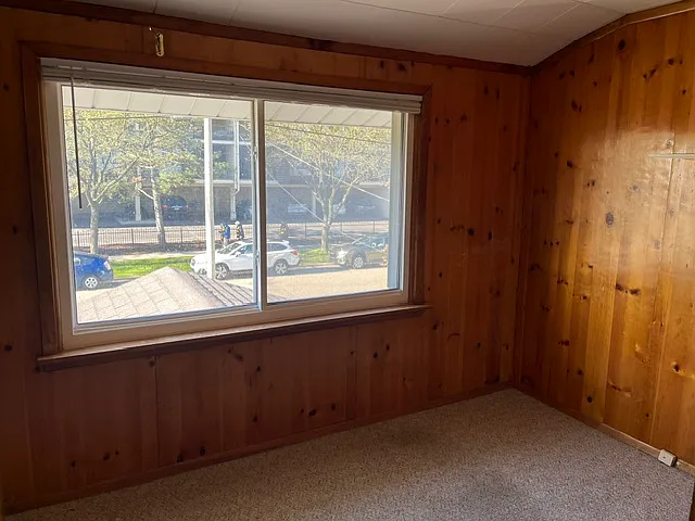 smaller bedroom/no built in closet