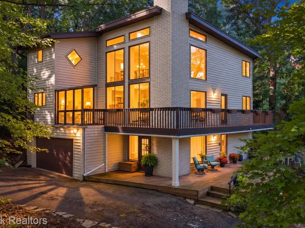 5405 Possum Ln, Orchard Lake, MI 48324