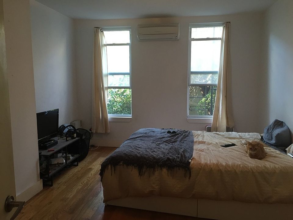 2nd image of 33 Montrose Ave #2VA