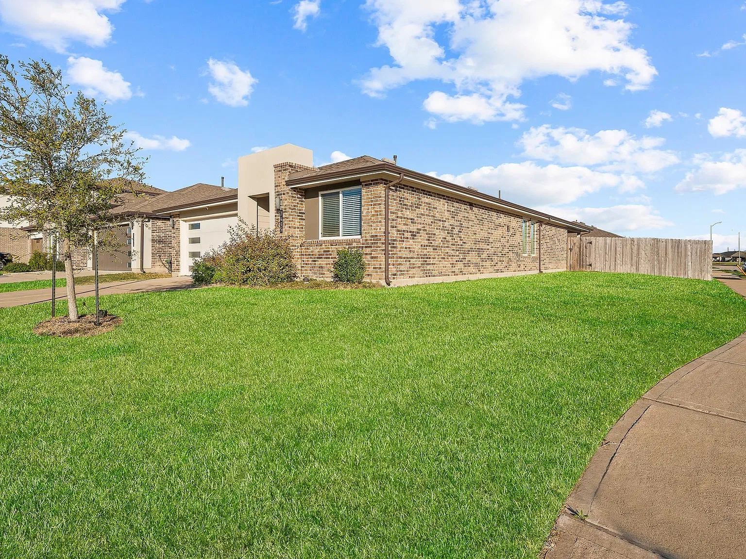 4 bed, 2.0 bath, 1763 sqft, $2,350 — Photo 3