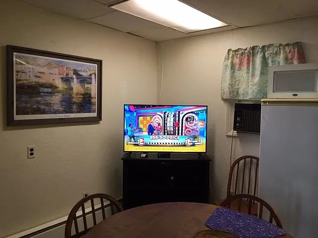 40 INCH 4G HD SMART TV. RUNNING ON DIRECTV WITH FULL SPORTS PACKAGE - $50/MO. EACH ROM HAS ITS OWN A/C.