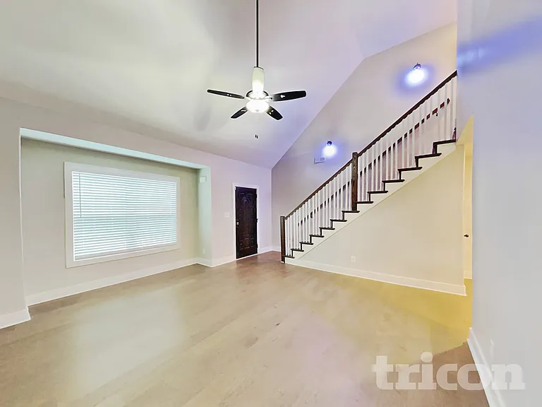492 Woodtrace Dr — Photo 2