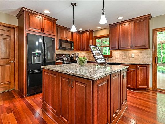4th image of 3046 White Pine Dr