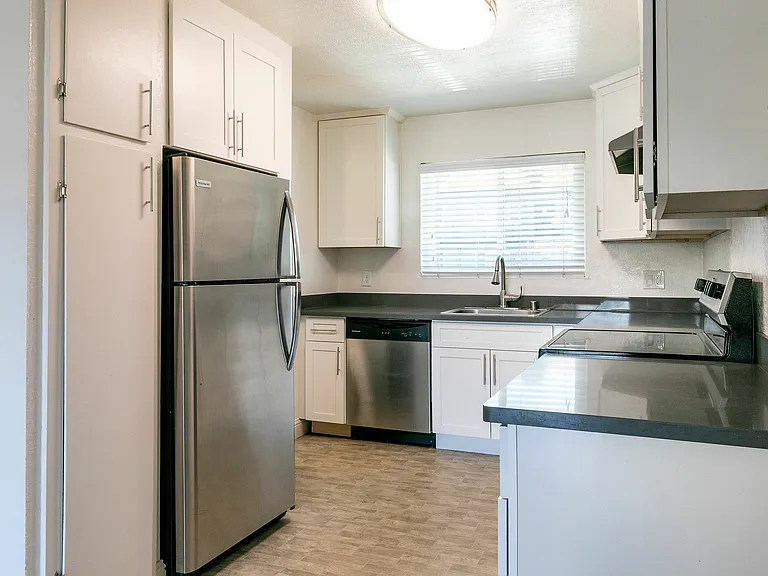 Kitchen w/ Granite Countertops