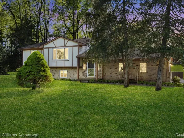 1250 Shotey Ct, Milford, MI 48380