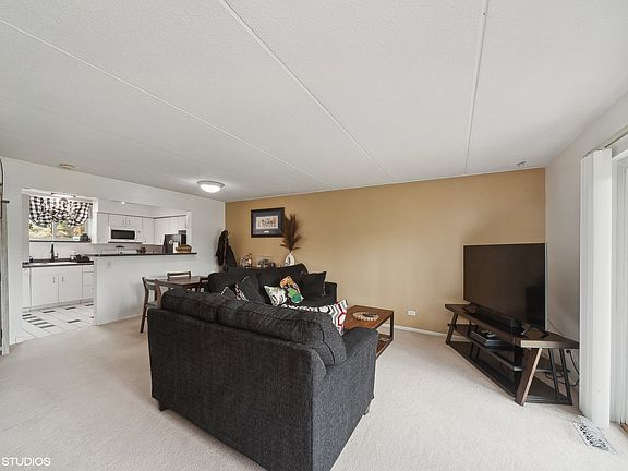 3rd image of 421 Elm St APT 6L
