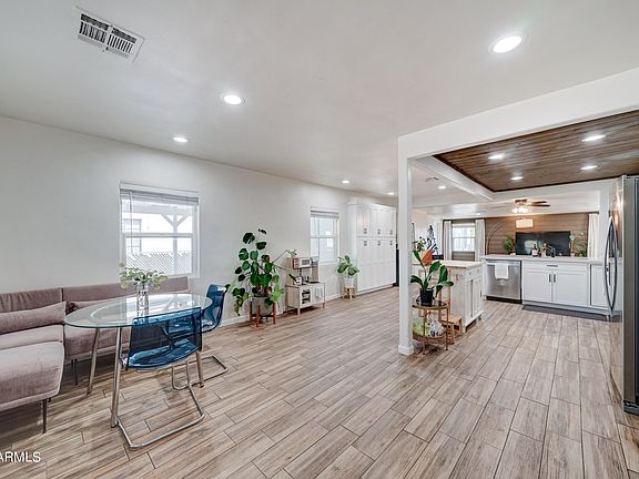 4th image of 1037 E INDIANOLA Avenue
