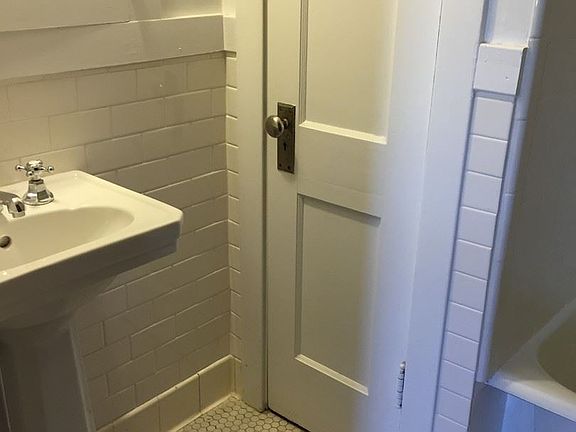 5th image of 1118 Penn St APT 4