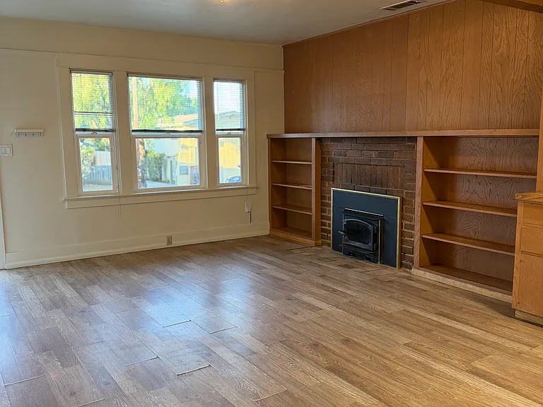 1276 Bond St — Photo 3