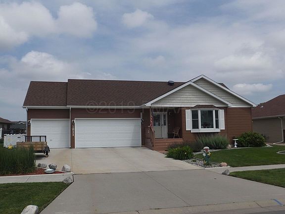 3rd image of 1211 Goldenwood Dr