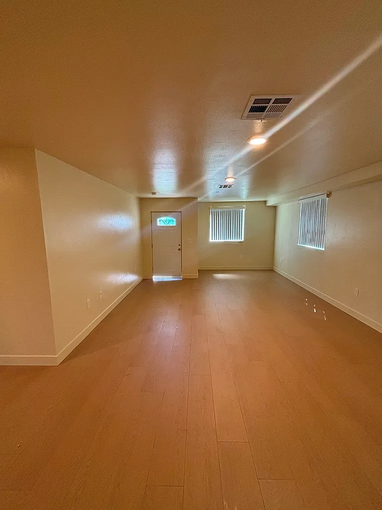 6 bed, $4,400 — Photo 4