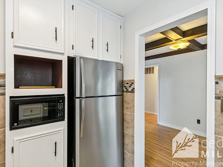 605 S Beverly Dr — Photo 8