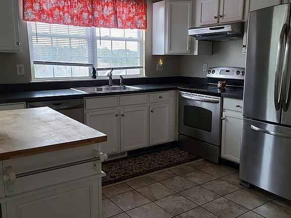 4th image of 62 Dickson Dr