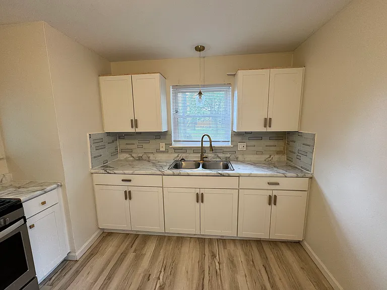 30247 Glenwood St — Photo 9