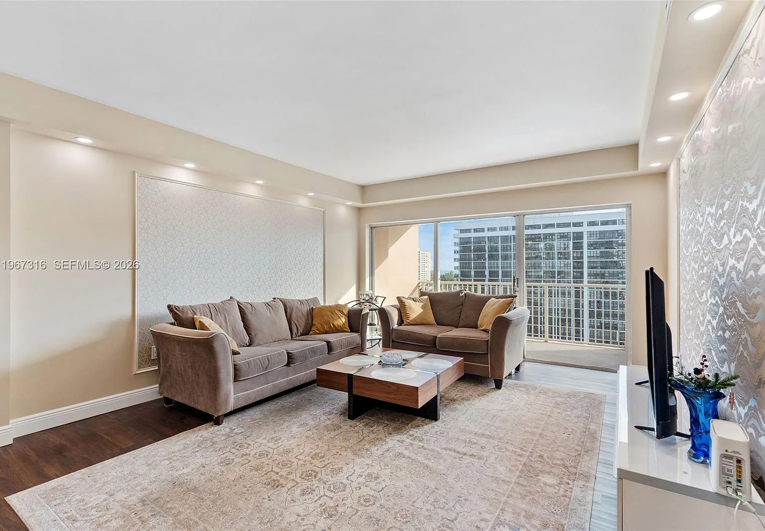 Hemispheres Condo — Photo 1