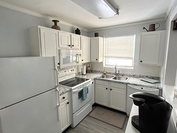 5th image of 140 McLeod St #A