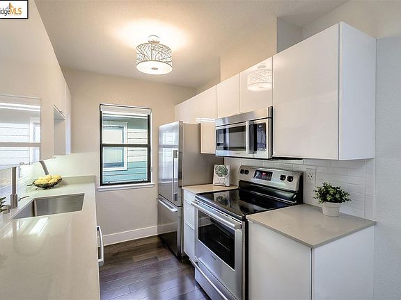 5th image of 50 Shoreline Ct