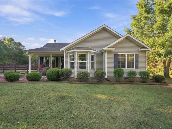1065 Geneva Ln, Walnut Cove, NC 27052