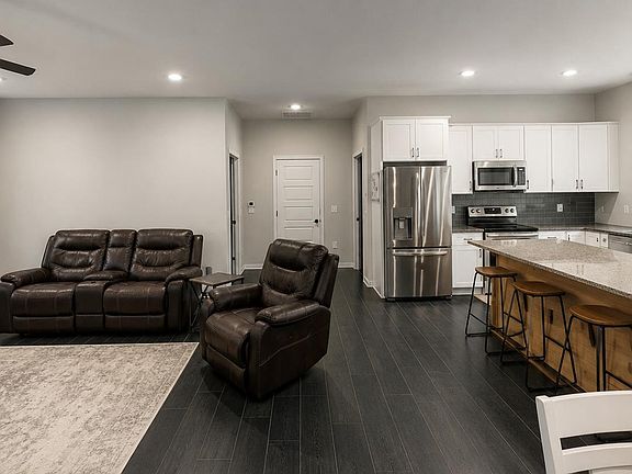 2nd image of 721 Huff Ln