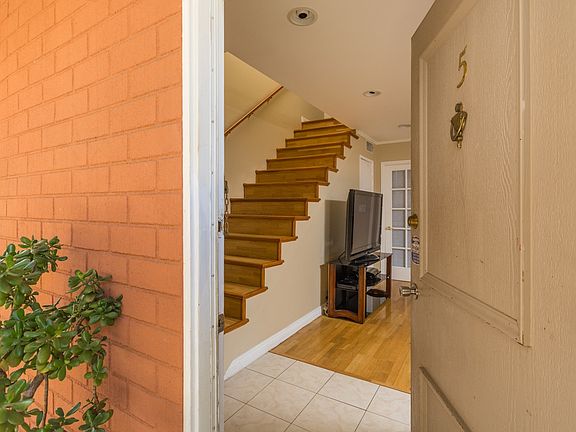 2nd image of 5848 Hazeltine Ave APT 5