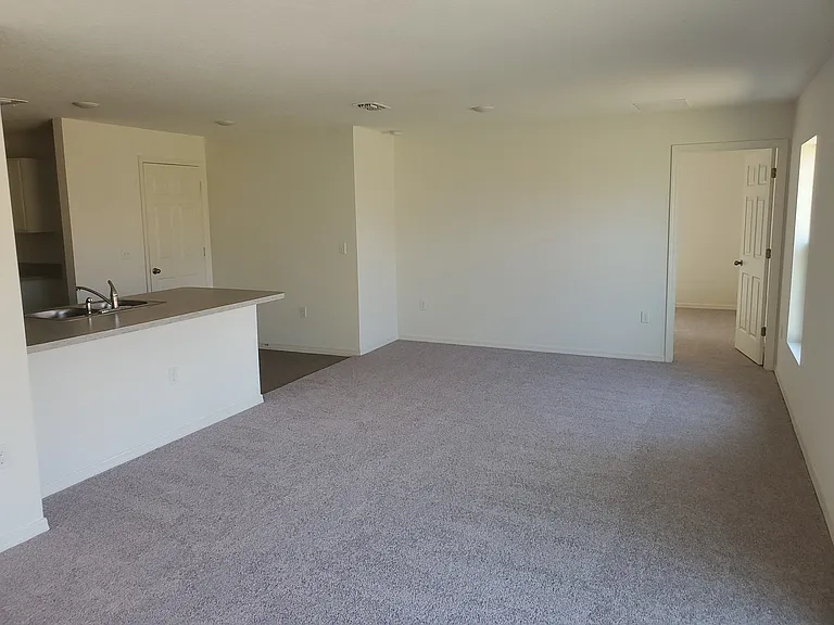 611 SW McComb Ave — Photo 1