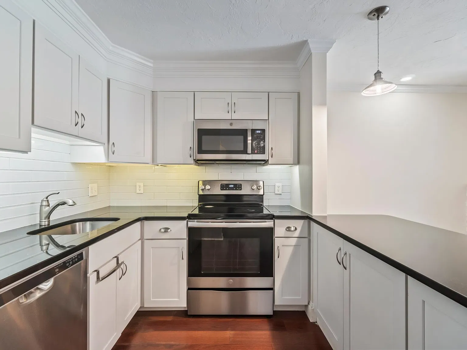 2 bed, 2.5 bath, 1550 sqft, $3,100 — Photo 2