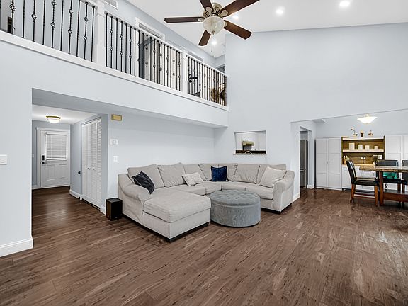 5th image of 915 Old Oak Cir