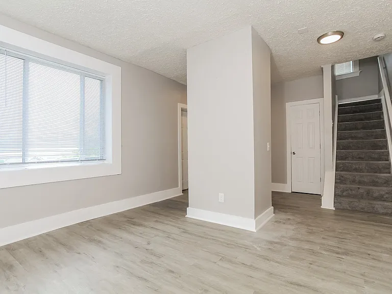 549226_019_living_room_13137142.jpg