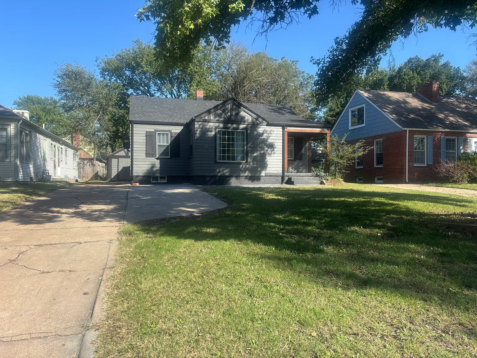 208 S Bleckley Dr — Photo 1