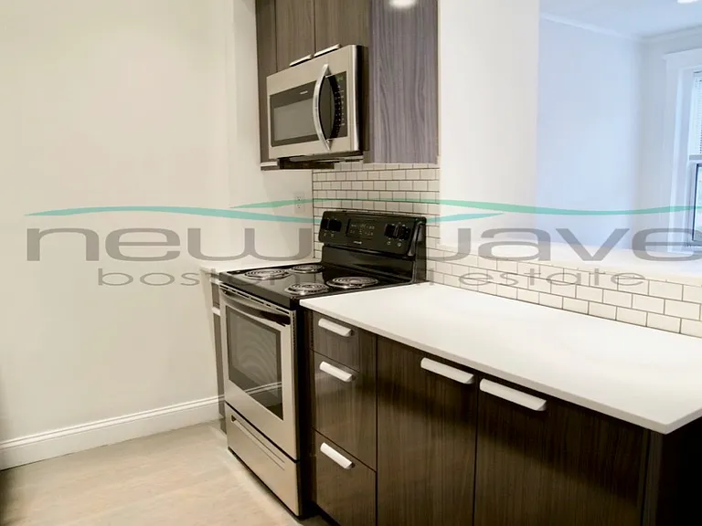 102 Queensberry St #18 — Photo 6