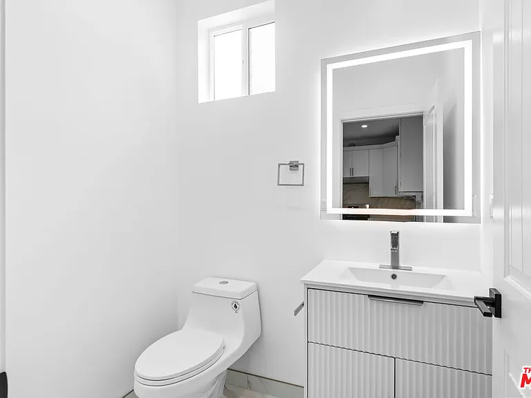 6932 Babcock Ave — Photo 8