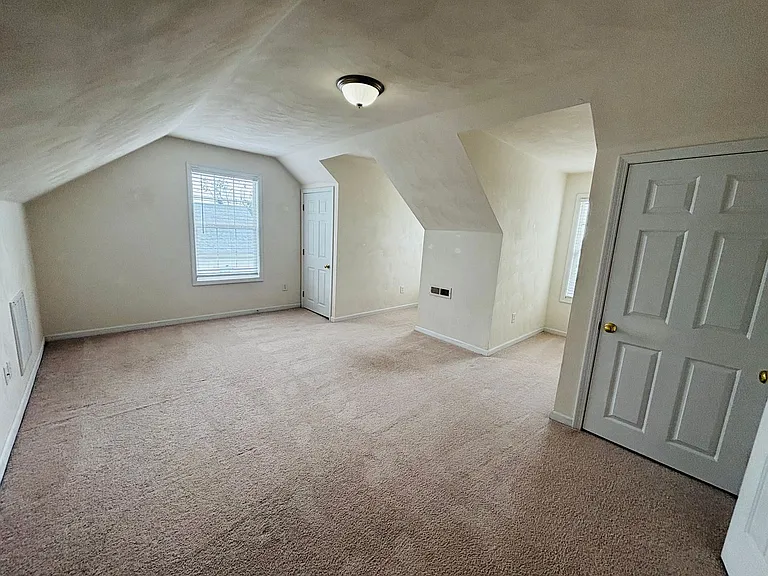 255 Windsor Dr — Photo 13