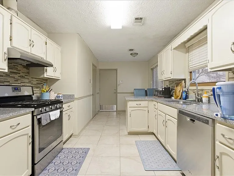 2025 Kristian Way — Photo 12