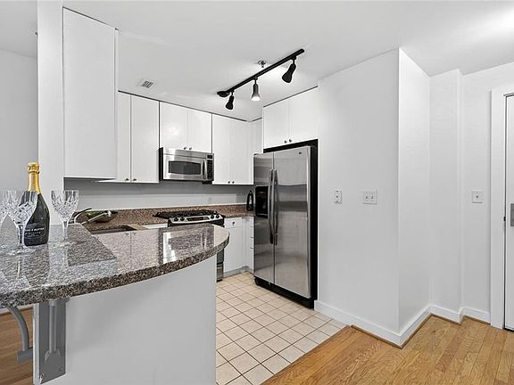 5th image of 3338 Peachtree Rd NE APT 705